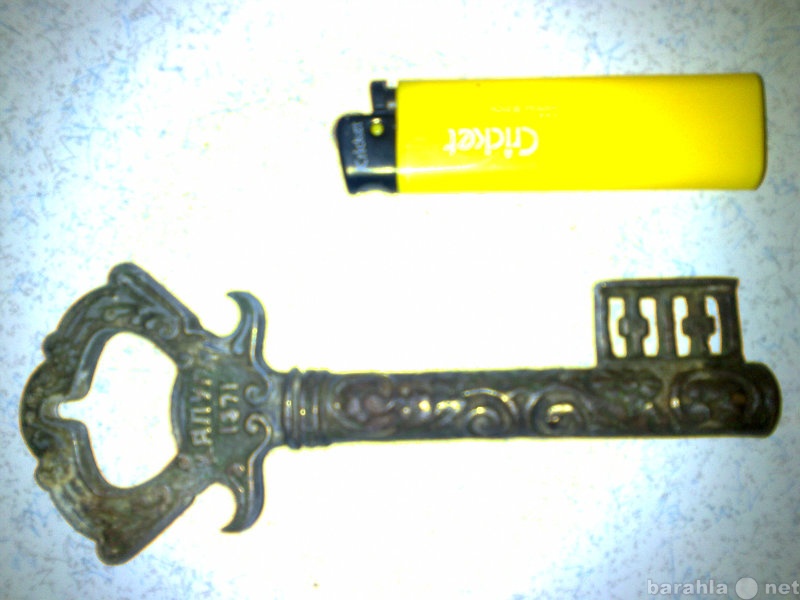 Продам: Старинный дверной ключ и серебряная моне
