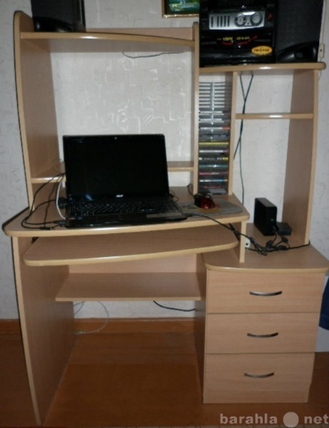 Продам: Компьютерный стол б/у в идеальном состоя