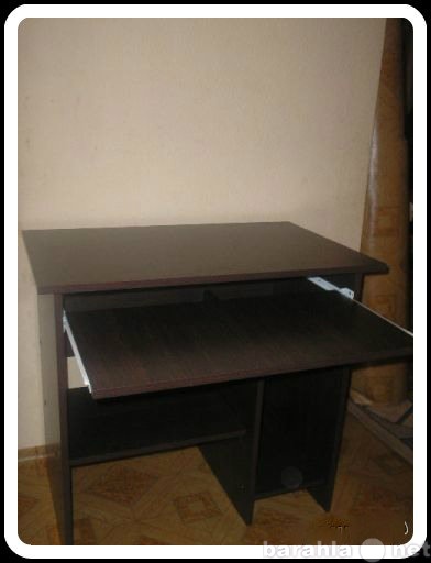Продам: стол компьютерный новый с полочками