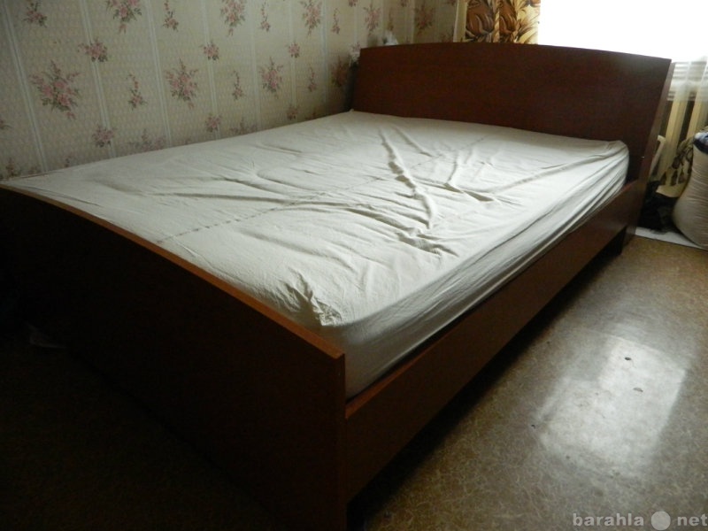 Продам: кровать двухспальная с матрасом