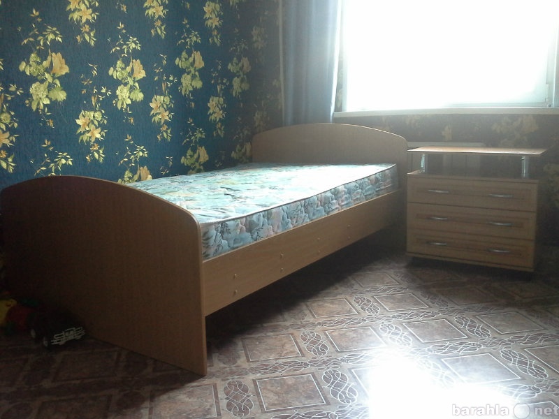 Продам: кровать с тумбочкой.