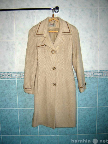 Продам: Бежевое демисезонное пальто. 40 р