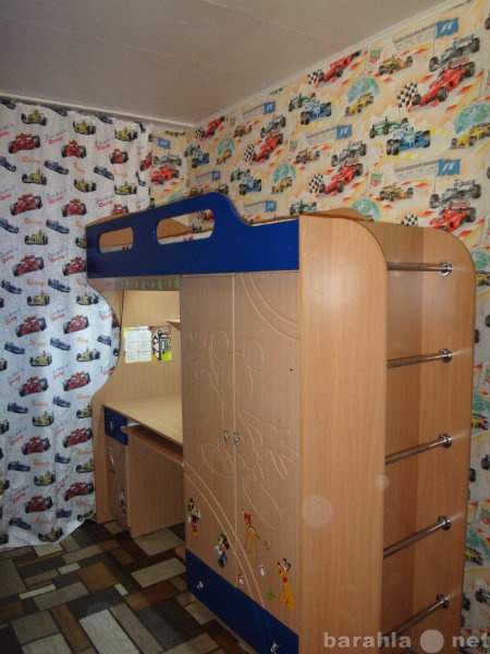 Продам: Уголок школьника со шкафом и кроватью