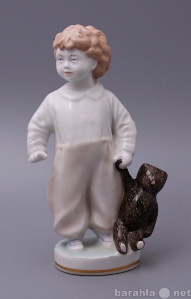 Продам: статуэтку "Мальчик с мишкой",