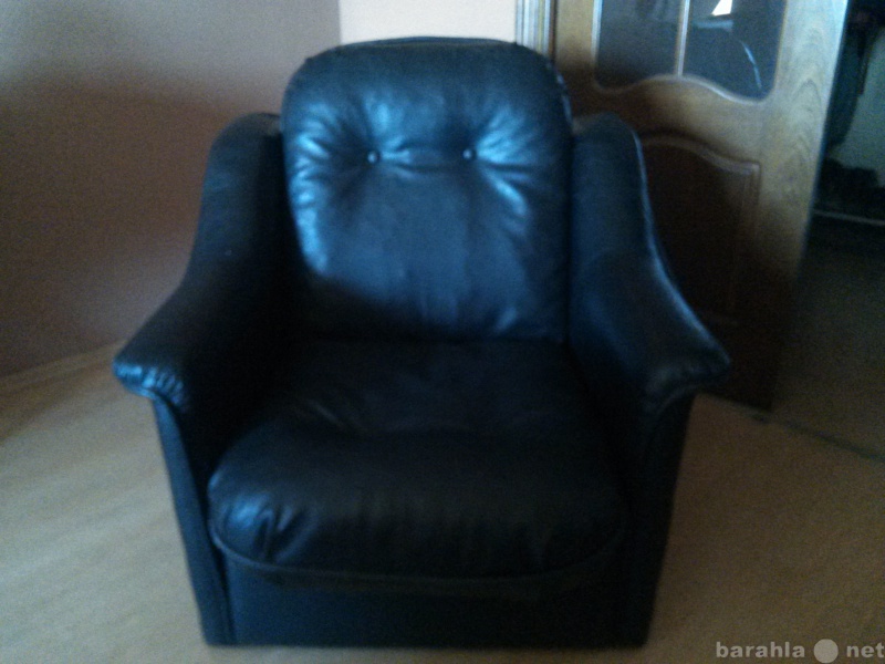 Продам: кожаные кресла 3шт.8000 за все.