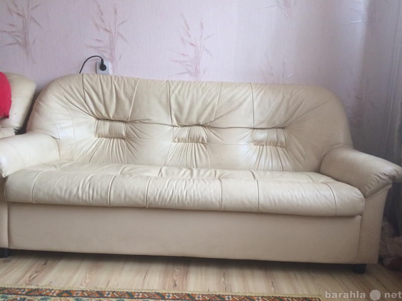 Продам: Красивый кожаный диван