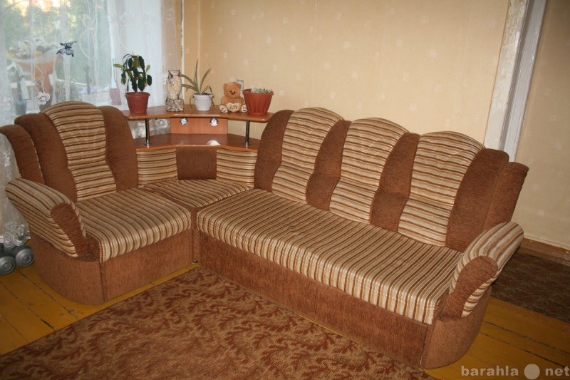 Продам: Продам уютный угловой диван и кресло