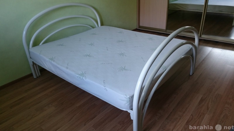 Продам: двухспальная кровать с матрацем