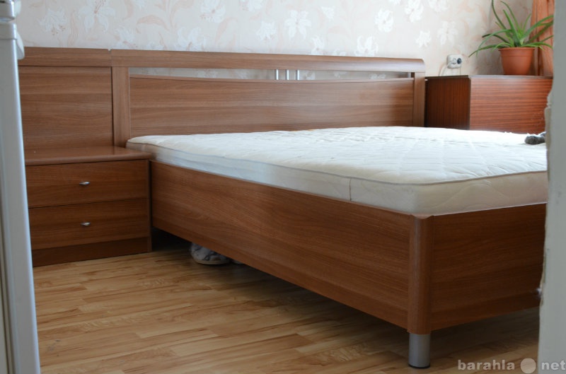 Продам: 2-х спальная кровать + тумбочка