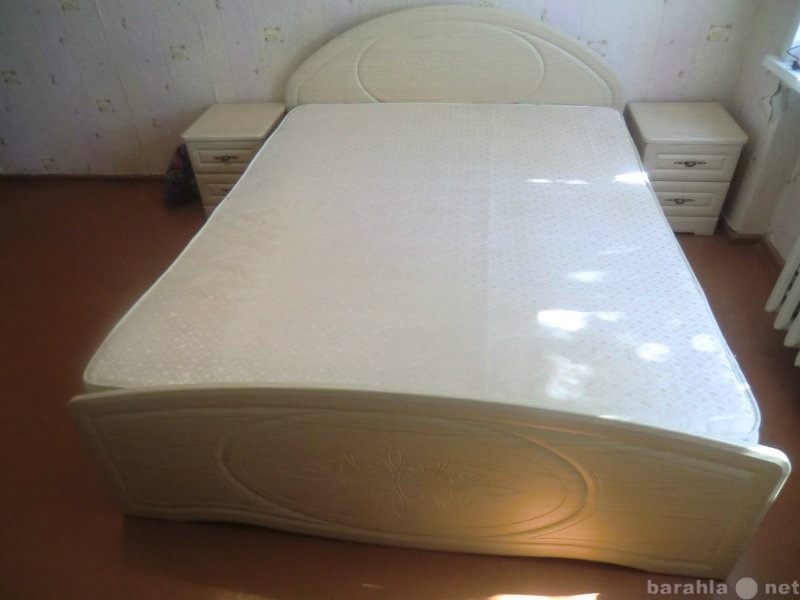 Продам: Кровать (комод и две тумбы отдельно)