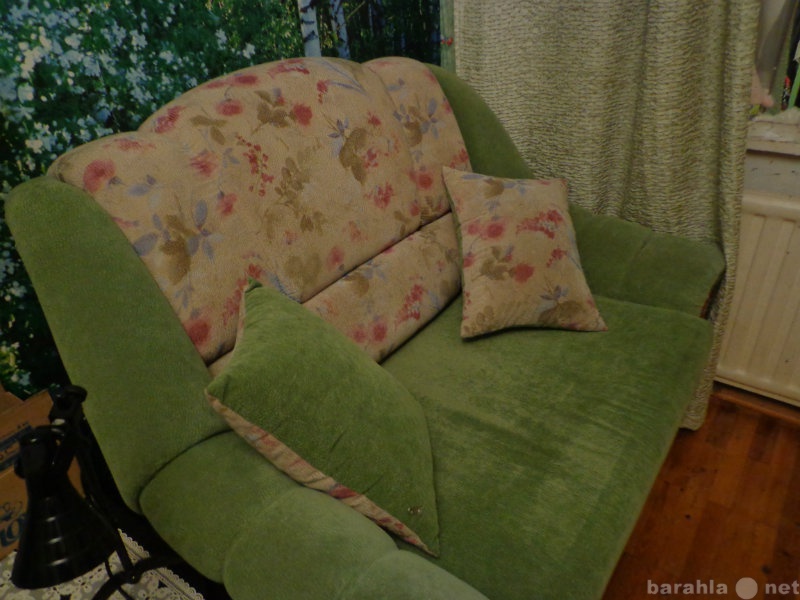 Продам: Маленький диван с подушками