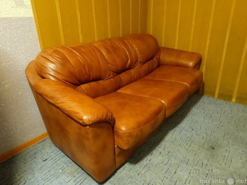 Продам: Двухспальный кожаный диван