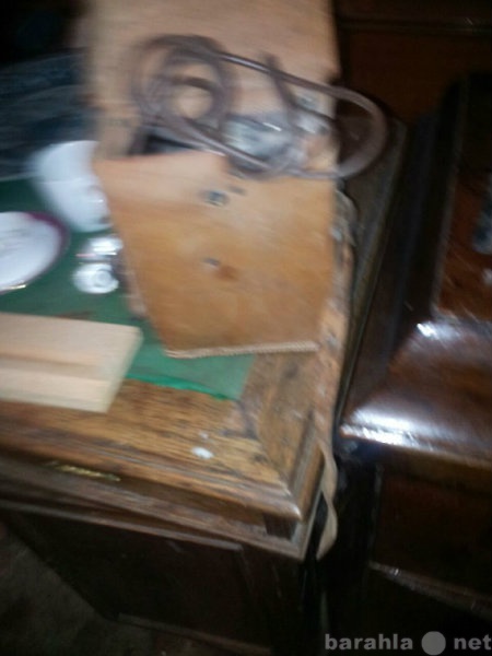 Продам: стариная печатная машинка,часы настенные