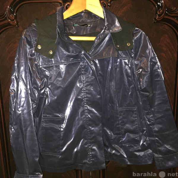 Продам: Куртка непромокаемая темно-синего цвета.