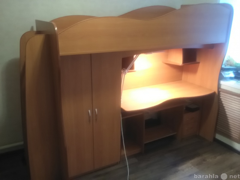 Продам: Кровать-чердак со шкафом и компьютерным