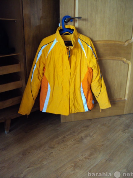 Продам: женскую спортивную куртку