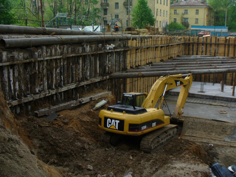 Проведение земляных работ. Разработка глубокого котлована. Глубокий котлован. Ремонтный котлован. Рытье котлованов в стесненных условиях.